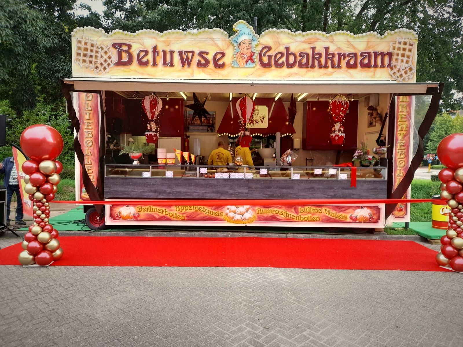 De Betuwse Gebakkraam met rode loper bij de opening van het seizoen in Culemborg