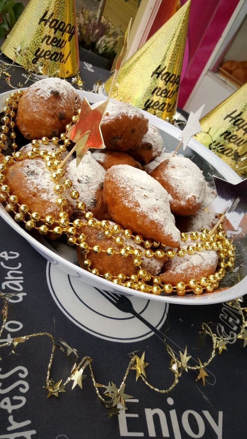 Schaal oliebollen met oud-en-nieuwversiering