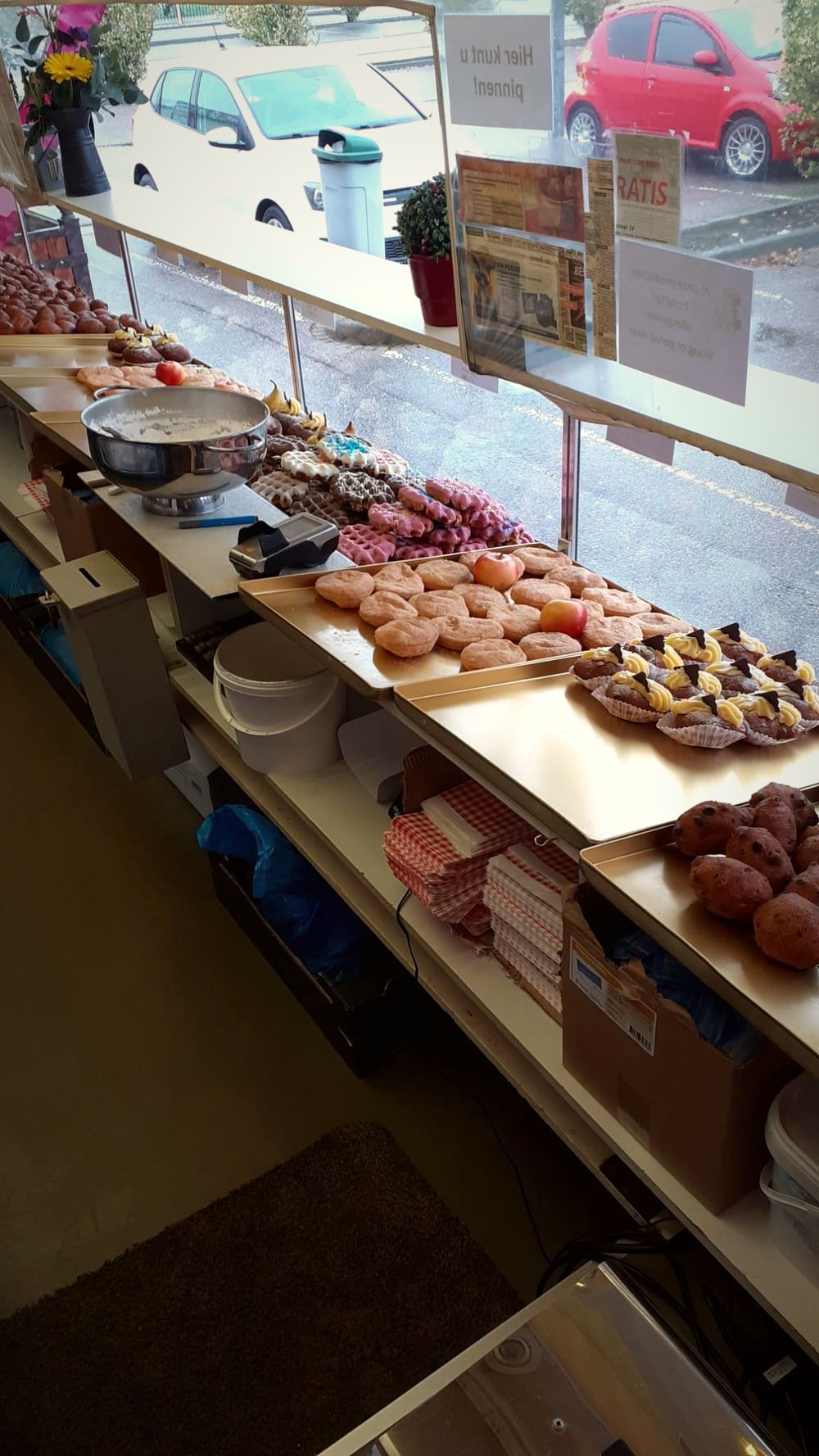 De vitrine van de Betuwse Gebakkraam vol vers gebak